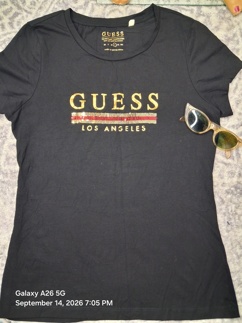 0GUESS Black Short-Sleeve Tee with Gold Logo and Red Stripe Sz L